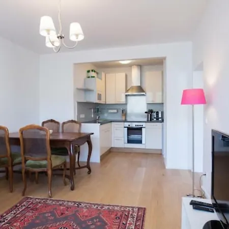 Lovely New Apartment, Central, Free Parking
