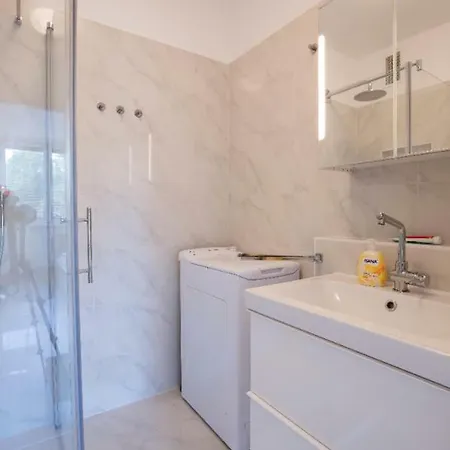 Lovely New Apartment, Central, Free Parking *